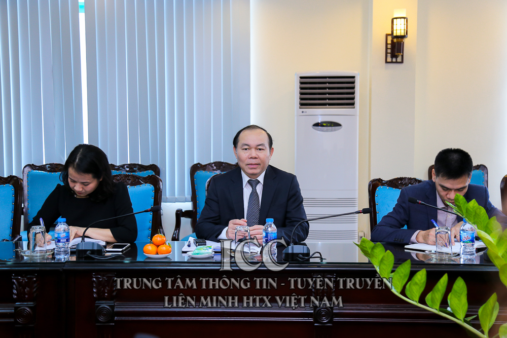 Đồng chí Nguyễn Ngọc Bảo, Chủ tịch Liên minh Hợp tác xã Việt Nam phát biểu tại buổi làm việc với Giám đốc Agriterra Việt Nam